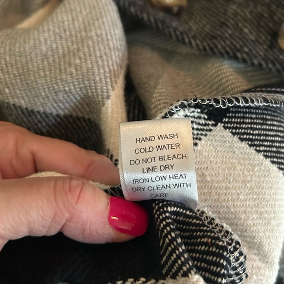 ANDTHEWHY Women’s Plaid Button-Up Shacket - Picture 5 of 6